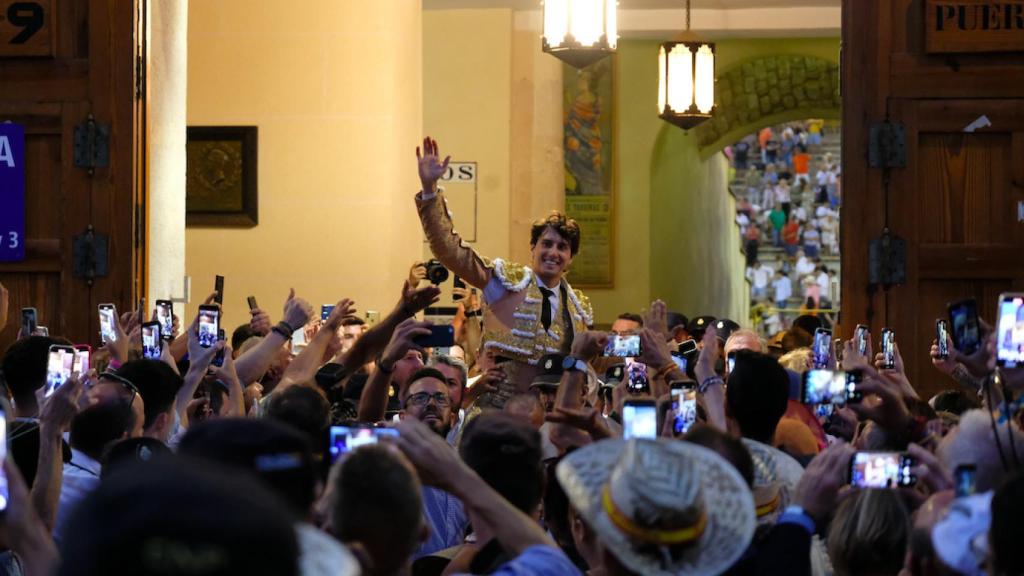 Roca Rey, por la Puerta Grande del coso alicantino.