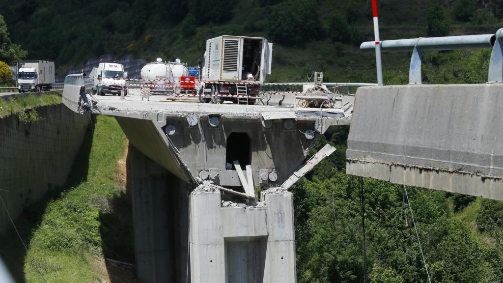 Derrumbe de parte del viaducto de Castro en Vega de Valcarce (León)