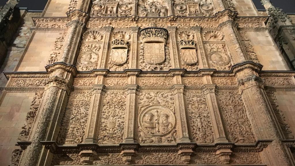 Fachada del Edificio Histórico de la Universidad de Salamanca, en cuya parte derecha se halla la famosa rana.