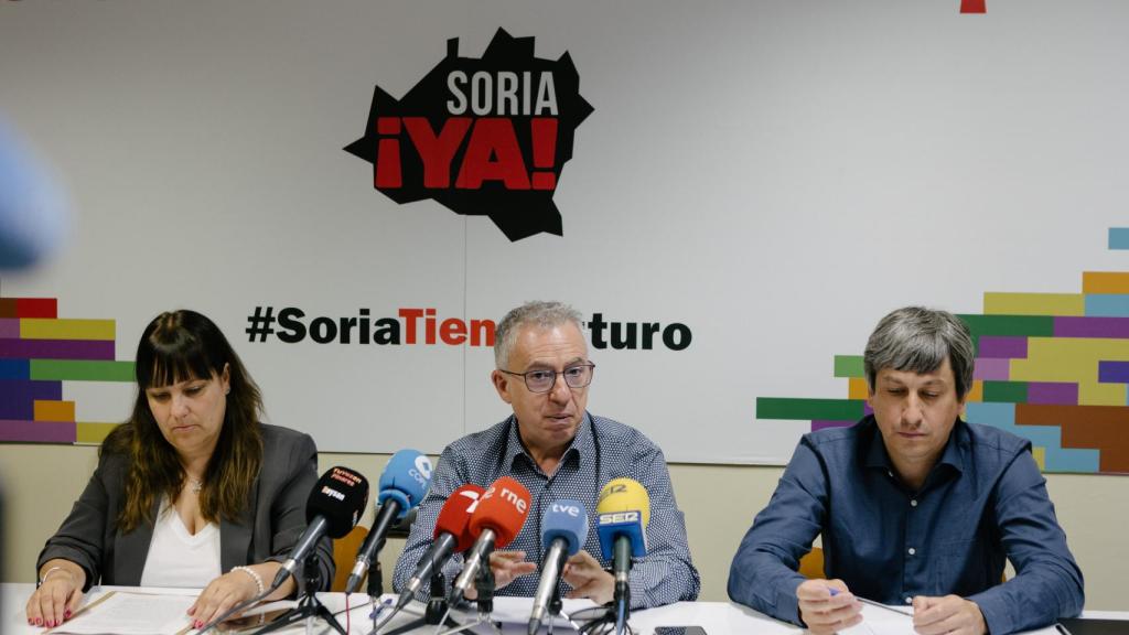 Los procuradores de Soria ¡Ya! Vanessa García ; José Ángel Ceña y Juan Antonio Palomar durante la rueda de prensa