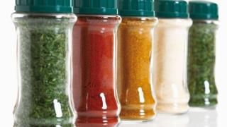 Varios botes de especias diferentes.