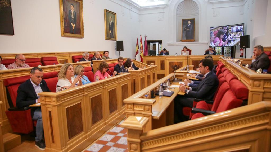 El pleno de Toledo cierra filas con Tolón tras ser declarada persona non grata en Murcia