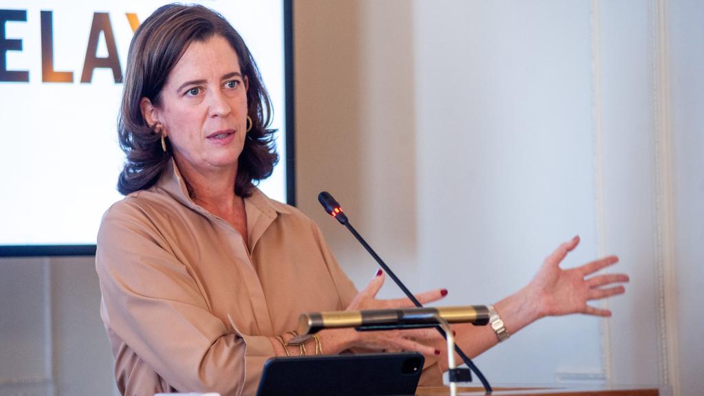 Alejandra Kindelán, presidenta de la Asociación Española de Banca (AEB), durante su intervención en el curso de la Apie.