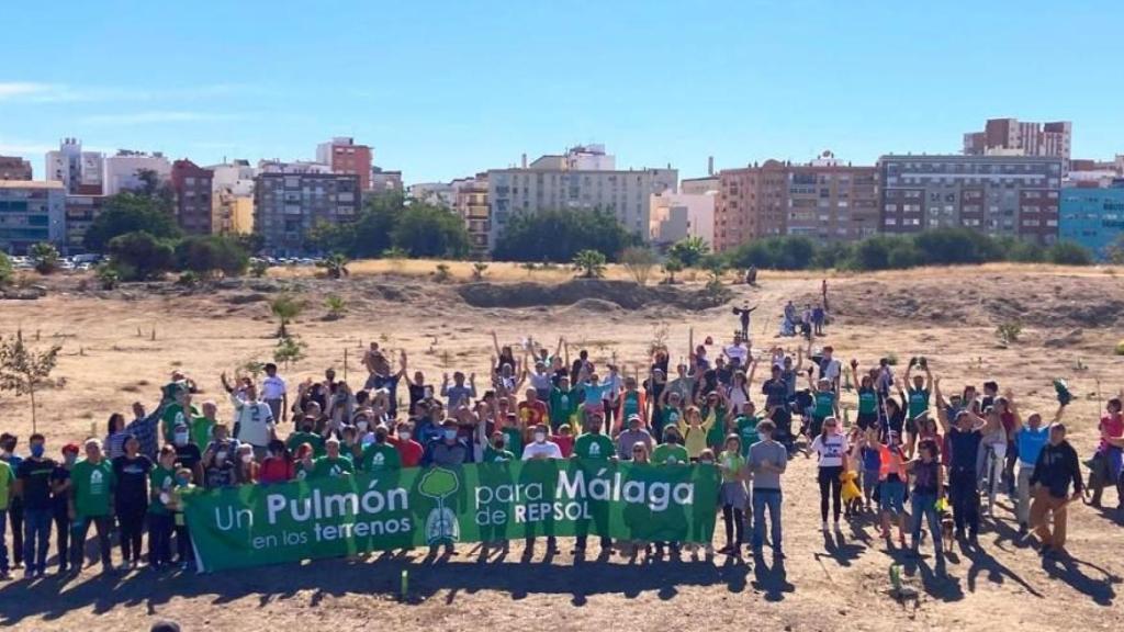 Integrantes de la plataforma Bosque Urbano en los antiguos suelos de Repsol.