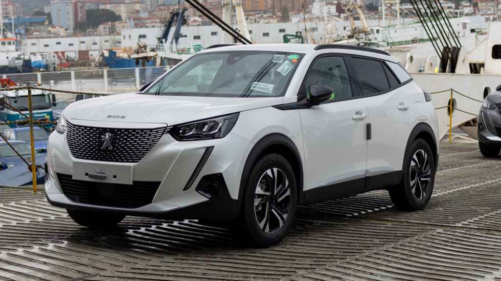 Un Peugeot e-2008 sube al barco en el puerto de Vigo.