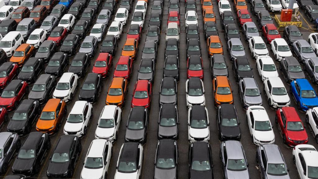 Campa de coches en una fábrica de España.