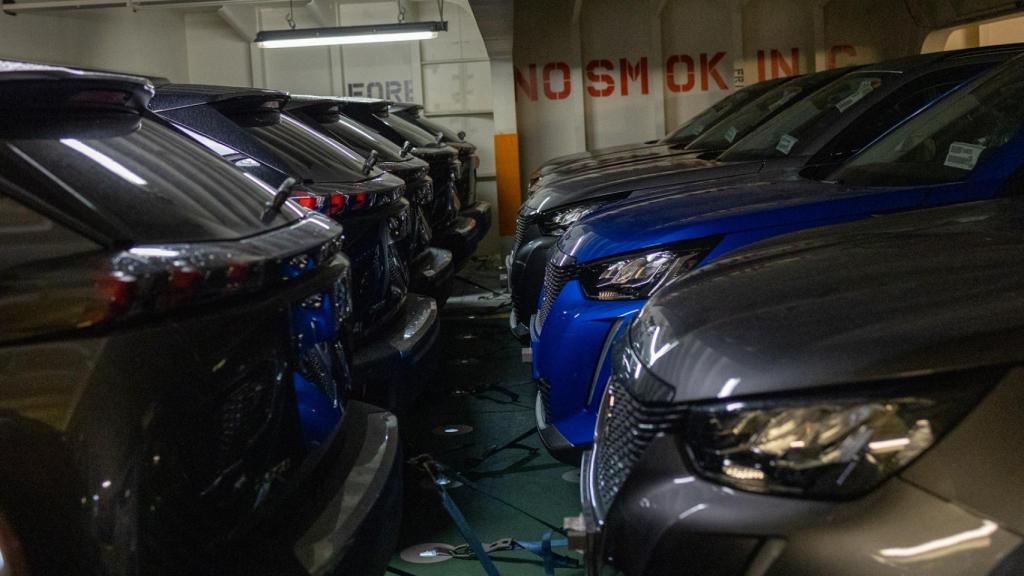 Los coches se almacenan en el barco unos junto a otros.
