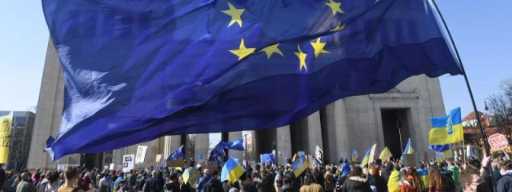 La bandera de la UE durante una protesta en la ciudad alemana de Múnich contra la invasión rusa de Ucrania.