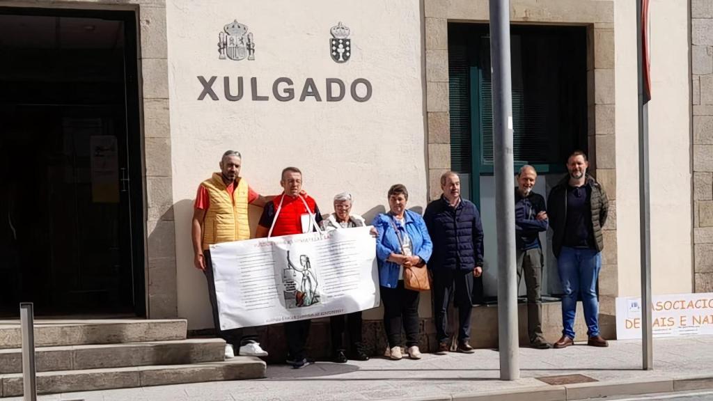 Recogida de firmas para apoyar al padre que protesta por la custodia de sus hijas.