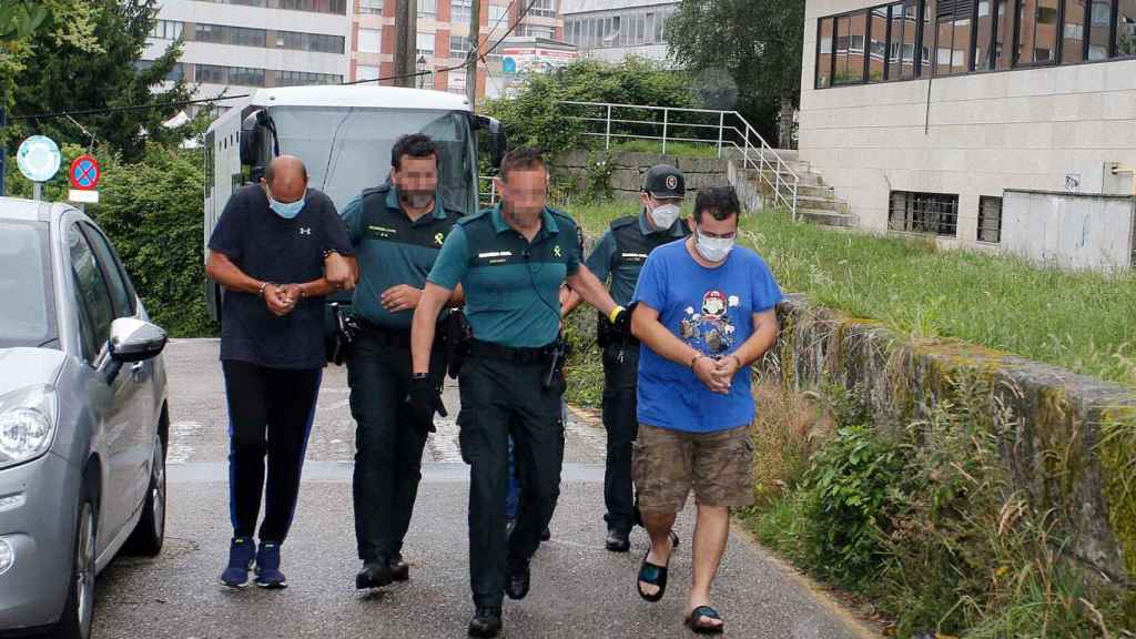 Varios guardias civiles pasan a disposición judicial a varios de los detenidos durante un operativo antidroga.