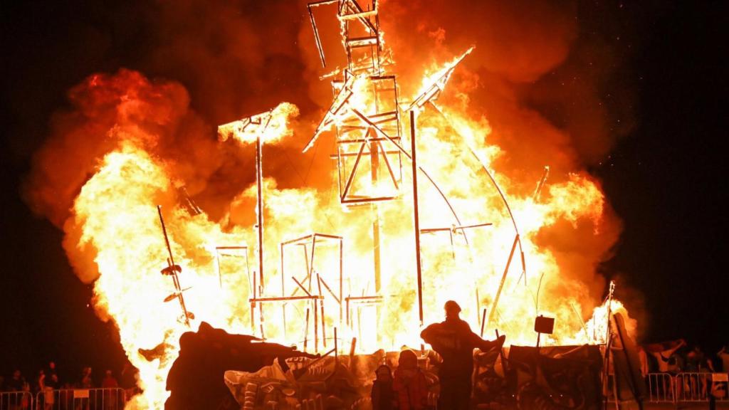 El júa del bombardeo en Ucrania, quemado.