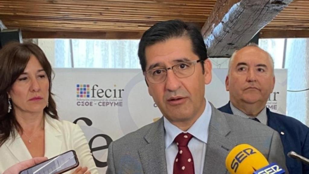 José Manuel Caballero, presidente de la Diputación de Ciudad Real, flanqueado por la consejera de Igualdad y Portavoz, Blanca Fernández, y Carlos Marín, presidente de FECIR.