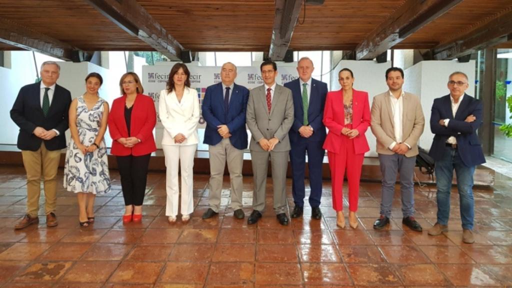 Foto de familia en la clausura de la Asamblea de FECIR.