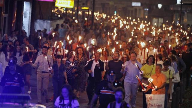 Miles de ciudadanos han participado en el desfile de antorchas de Albacete.
