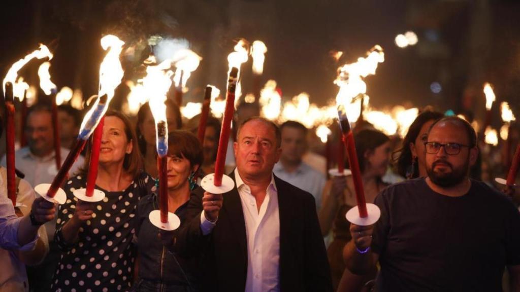 El alcalde, Emilio Sáez, al frente del desfile de antorchas sanjuaneras.