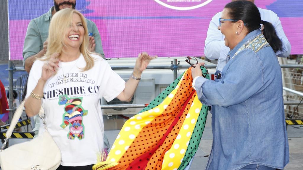 La pareja, feliz en su primer posado público.