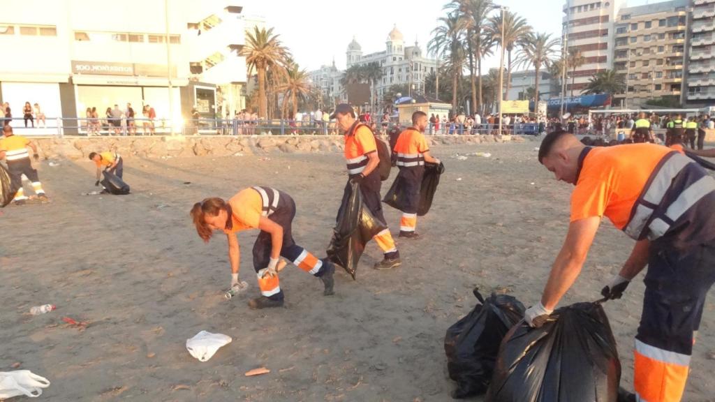 Más operarios de la limpieza.