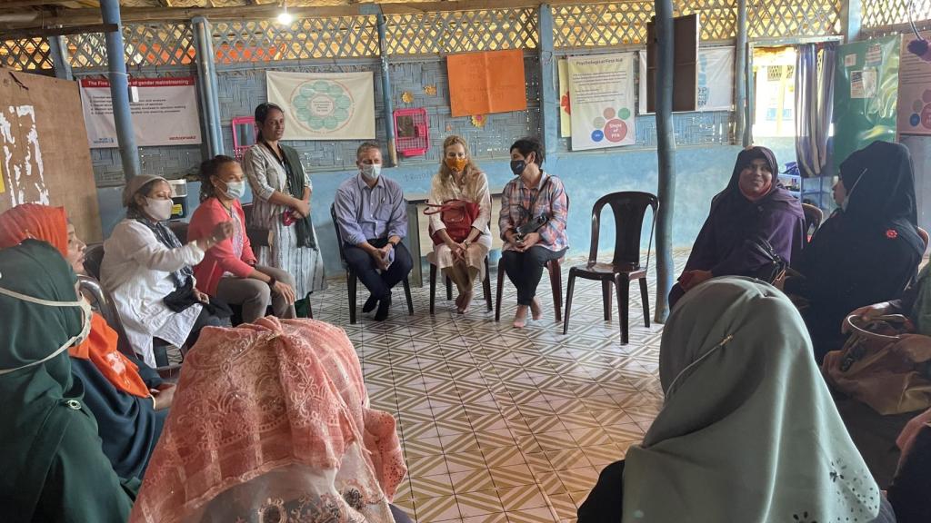Sultana en una reunión con mujeres rohinyás.