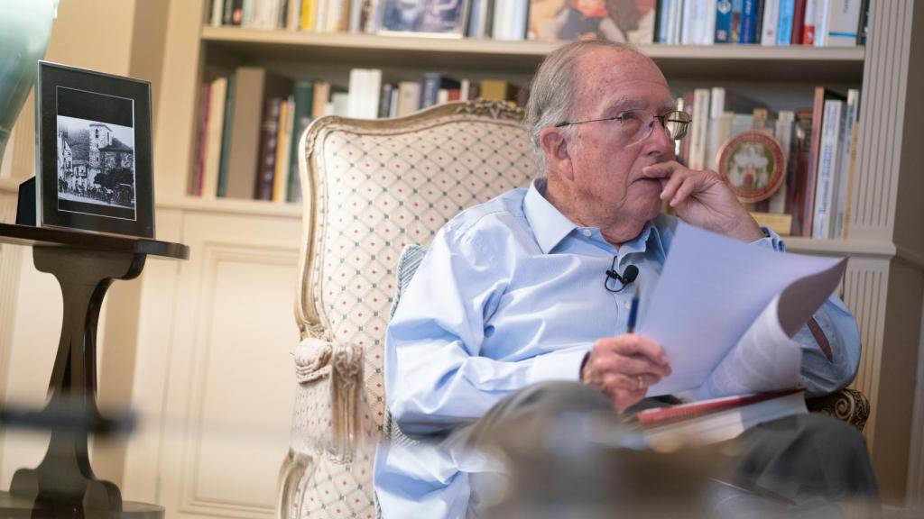 A la izquierda de Marcelino Oreja, la foto de la casa de su pueblo, Mondragón.