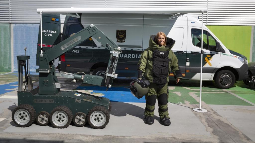 Begoña junto a Miura-42, el robot que sirve para que ella no se tenga que acercar.