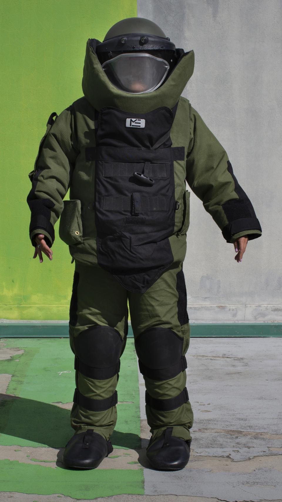 Aunque protege, el traje es poco operativo y sólo se puede usar unos minutos.