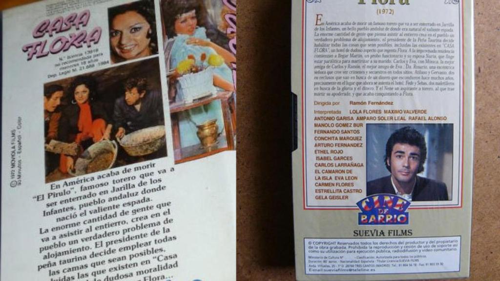 A la derecha, una edición de 'Casa Flora' en VHS para mayores de 18. Al lado, la edición de 'Cine de Barrio' de la misma película, apta para todos los públicos