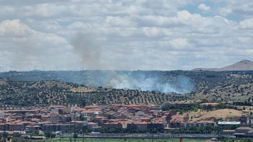 El incendio se ha declarado en unos terrenos al sur del barrio toledano de Santa Bárbara.