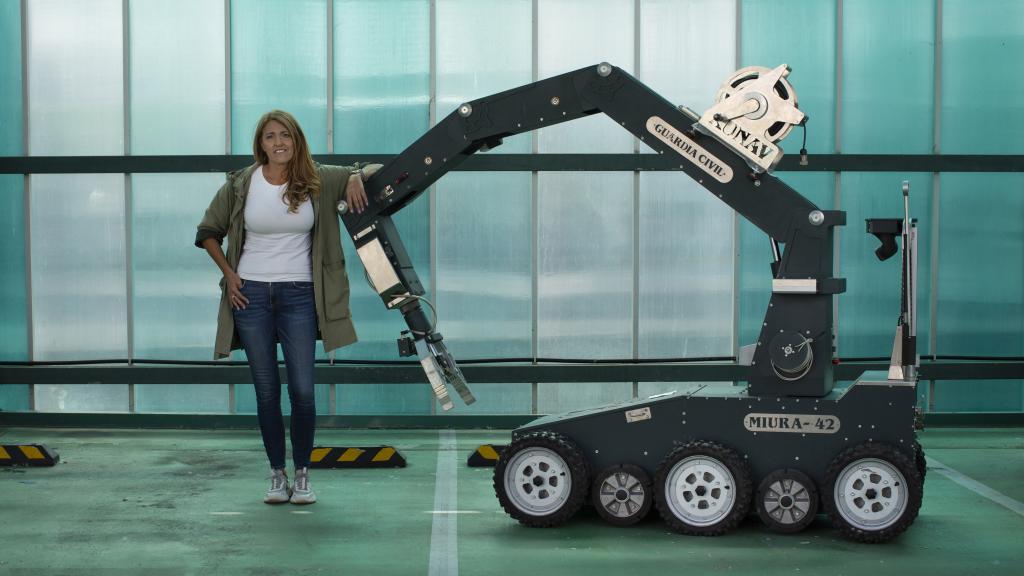 Begoña junto al Miura-42.