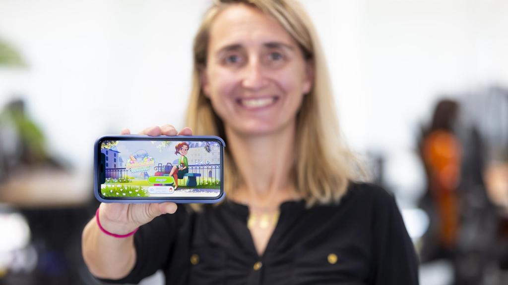 Lulli muestra uno de los juegos de GameHouse.