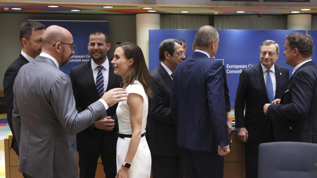 La primera ministra finlandesa, Sanna Marin, conversa con Charles Michel durante la cumbre de este viernes