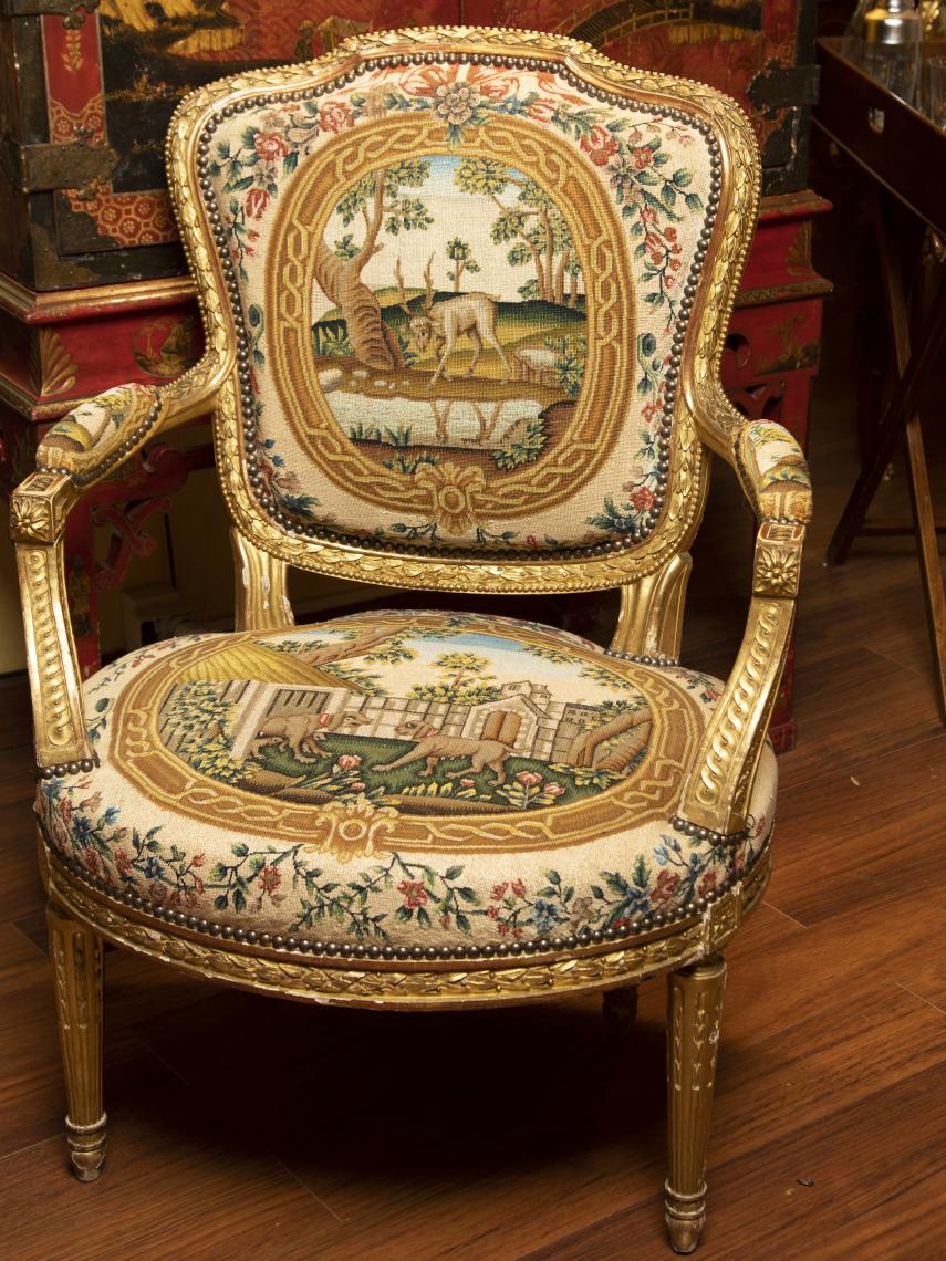 Sillón con tapicería elaborada por la Condesa de Chinchón, mujer de Godoy.