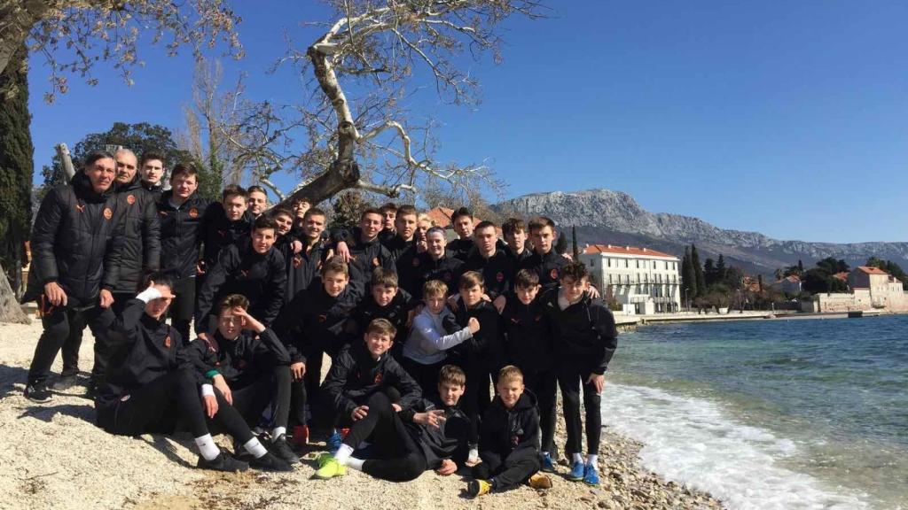 Los jóvenes de la Academia del Shakhtar Donetsk, a su llegada a Croacia.
