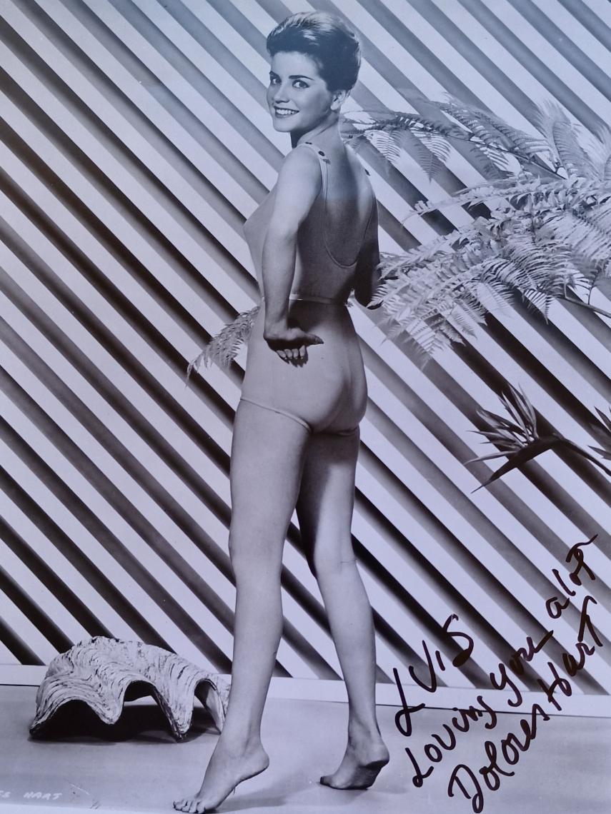 Un autógrafo de Dolores Hart en bañador.