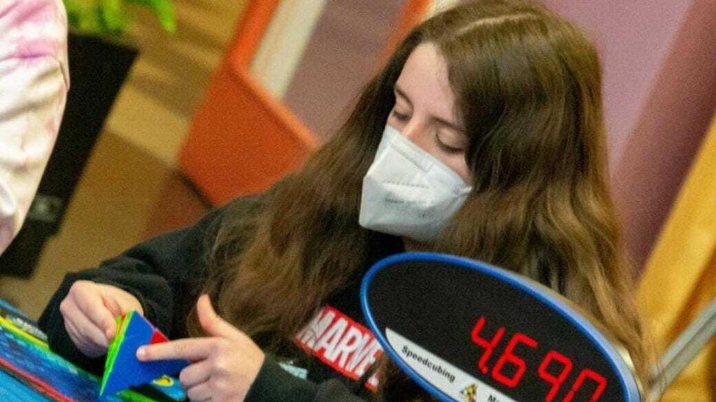 Laura Freitas resolviendo un cubo de Rubik, una de sus aficiones.
