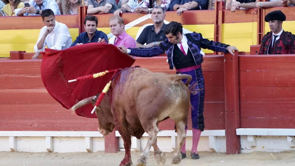 Morante cosechó dos sonoras pitadas en el coso alicantino.