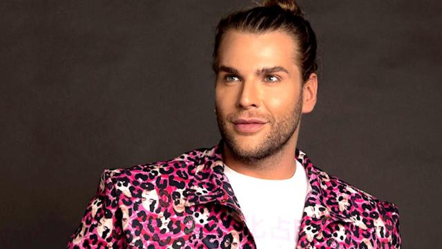 El diseñador de Bigastro Eduardo Navarrete promociona el comercio local en Torrevieja.