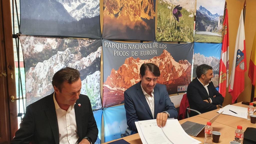 El consejero de Medio Ambiente, Vivienda y Ordenación del Territorio, Juan Carlos Suárez-Quiñones, junto a sus homólogos de Asturias y Cantabria, informa de la Comisión de Gestión del Parque Nacional de Picos de Europa y de la gestión del lobo