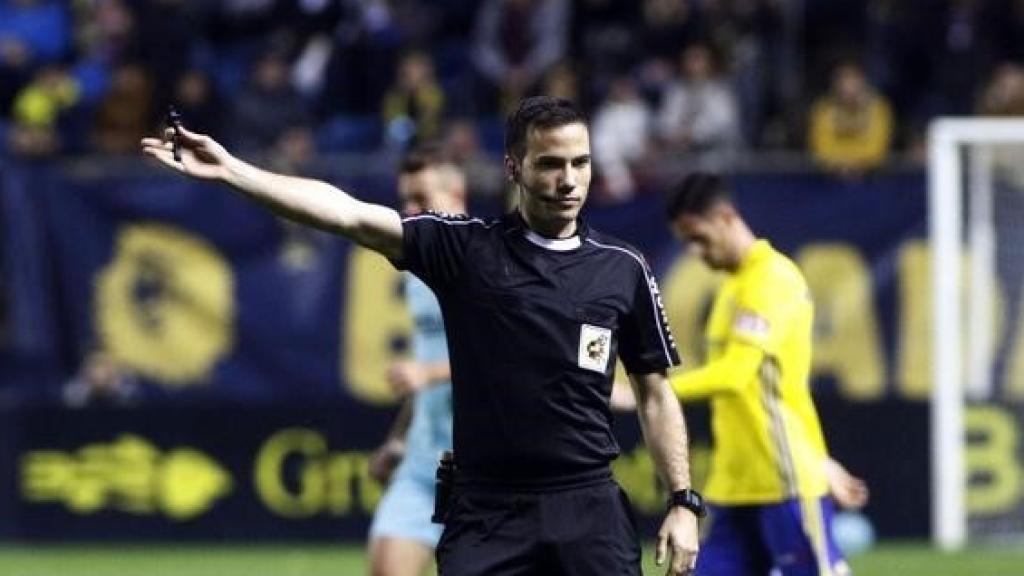 De la Fuente Ramos dirigiendo un encuentro en el  Estadio Nuevo Mirandilla