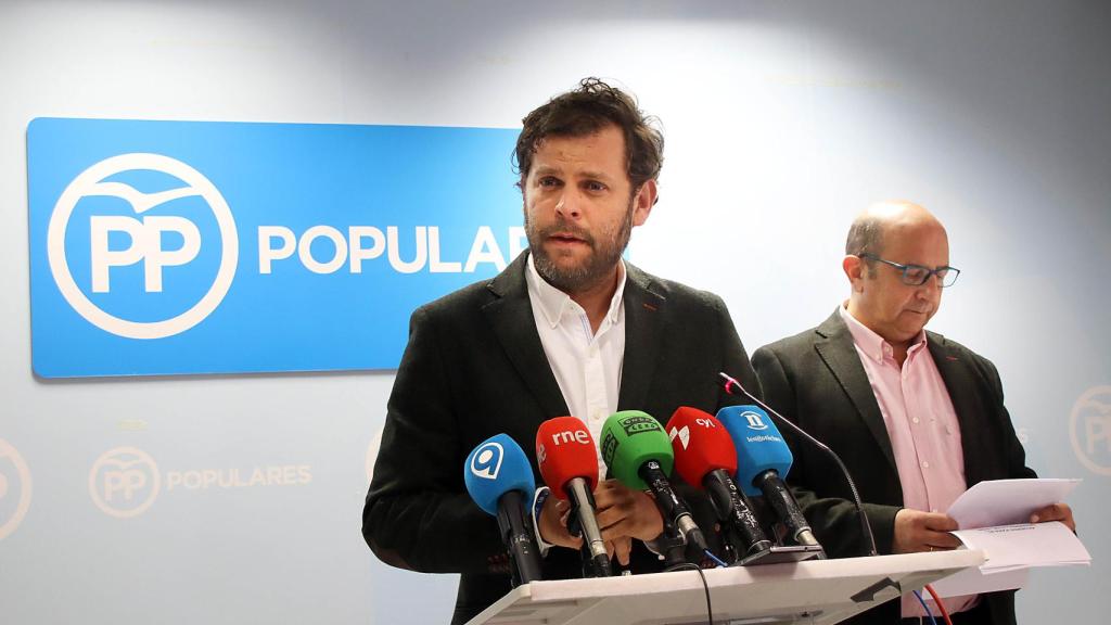 El presidente provincial, Javier Santiago Vélez (I), y el portavoz del PP en la Diputación, Francisco Castañón(D)