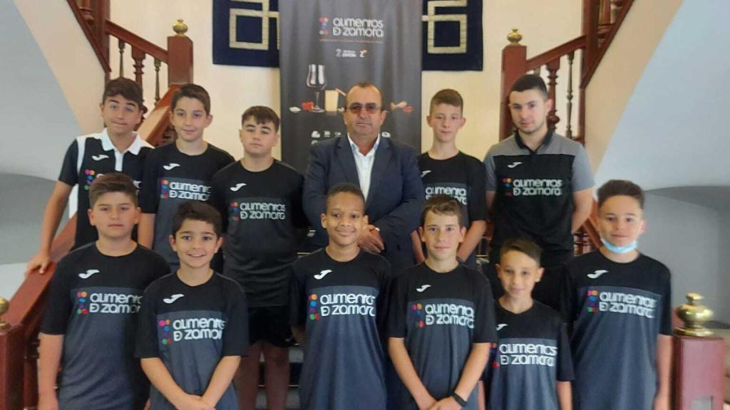 El diputado de Agricultura y Ganadería, Ángel Sánchez, recibe a los integrantes del equipo juvenil del CD River Zamora Futbol