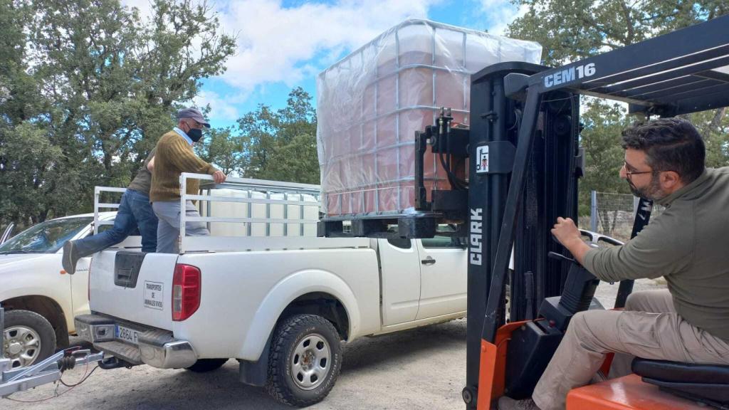 Suministro de alimentación para el ganado afectado por el incendio de la Sierra de la Culebra