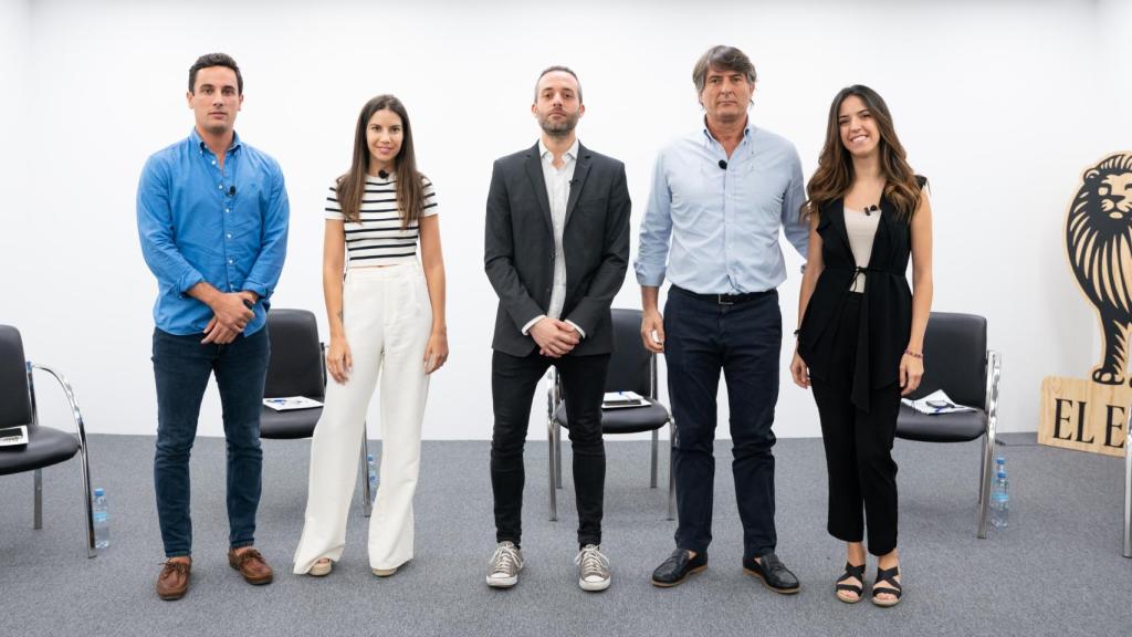 De izquierda a derecha, Alberto García, médico de Cirugía General y Aparato Digestivo; Laura García, nutricionista; José Andrés Gómez, redactor jefe de la sección de Ciencia y Salud de EL ESPAÑOL; Christopher Oyola, director médico de Clínica Bruselas; y Ana Gutiérrez, psicóloga.