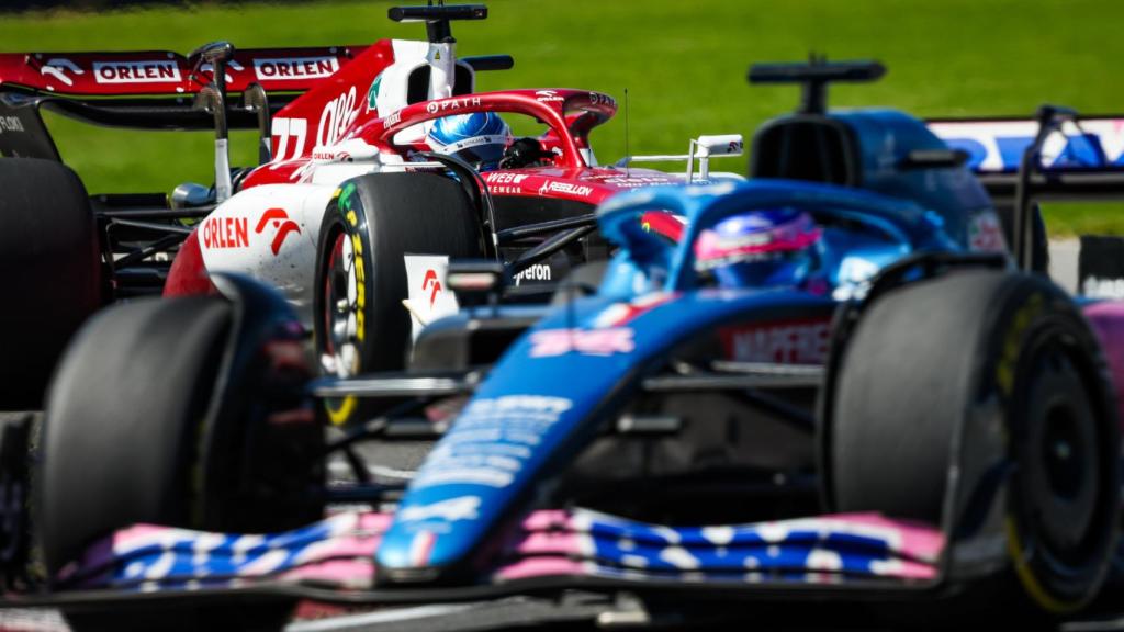 Fernando Alonso defendiendo la posición ante Valtteri Bottas en Canadá