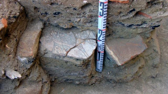 Momento del hallazgo de uno de los fragmentos del ataifor. / Foto: Castrvm Patrimonio Histórico
