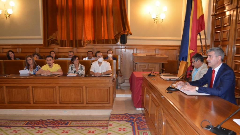 Álvaro Gutiérrez (derecha), presidente de la Diputación de Toledo, durante el pleno de este viernes.