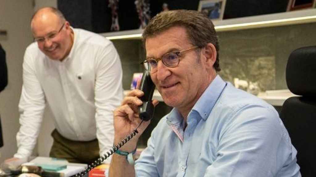 Alberto Núñez Feijóo, junto a la dirección del PP, en la noche del 19-J, hablando con Juanma Moreno.