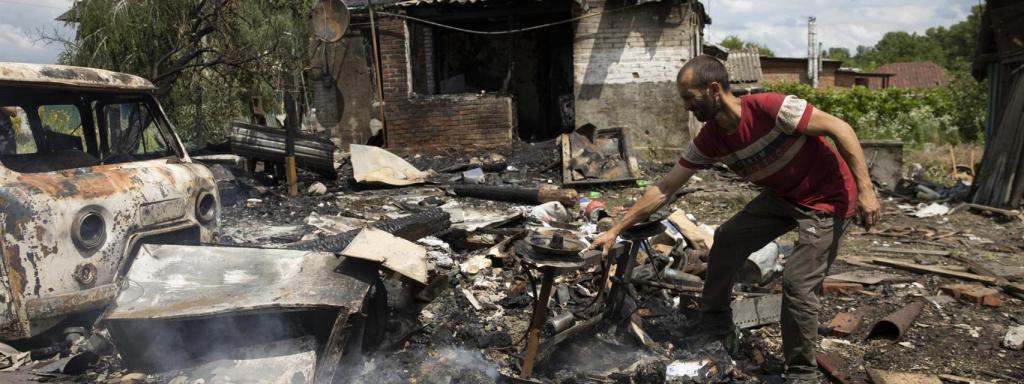Un superviviente entre los escombros de su casa en Chuhuiv (Ucrania).