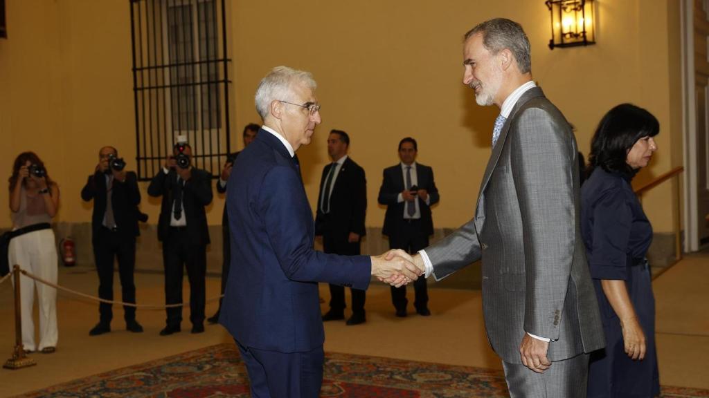 El vicepresidente primero de la Xunta, Francisco Conde, y el rey Felipe VI en el patronato de la Fundación COTEC.