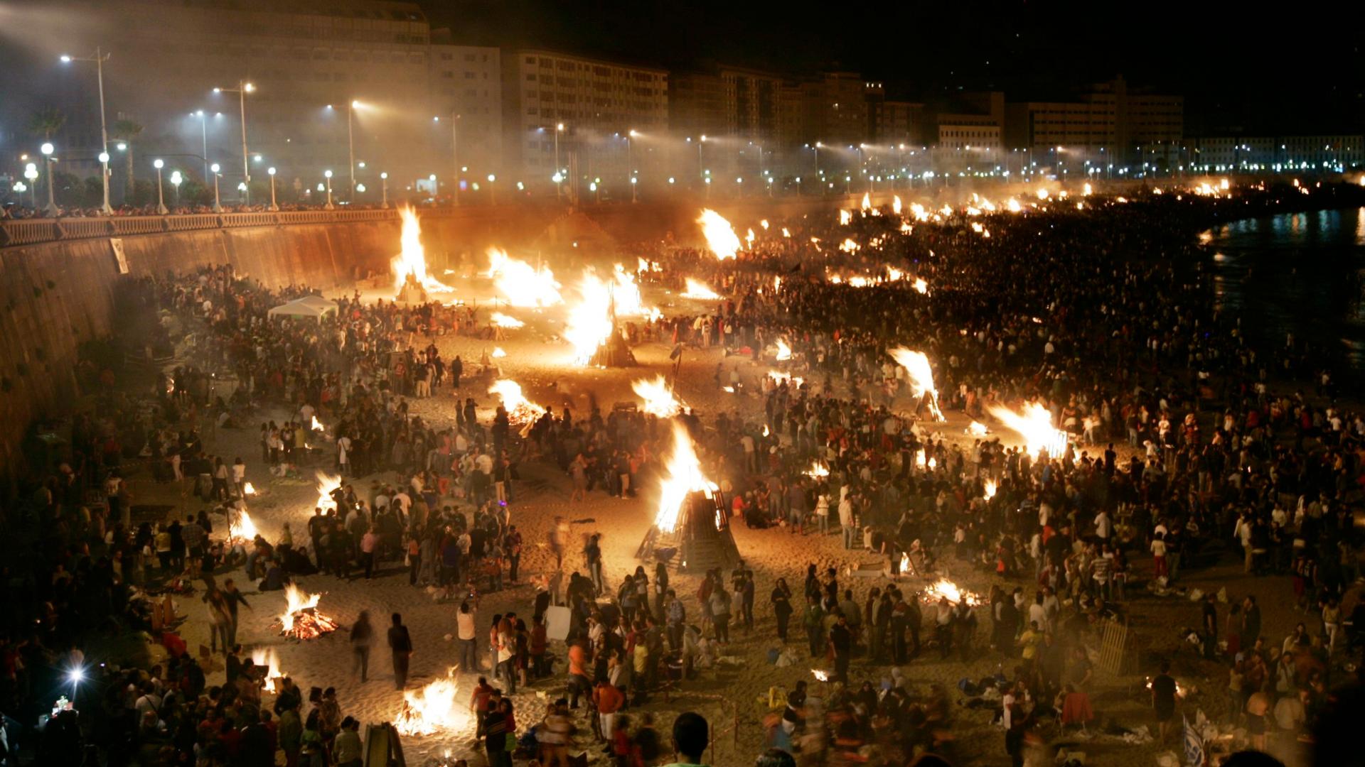 Hogueras de San Juan en A Coruña. Foto: A Coruña Convention Bureau