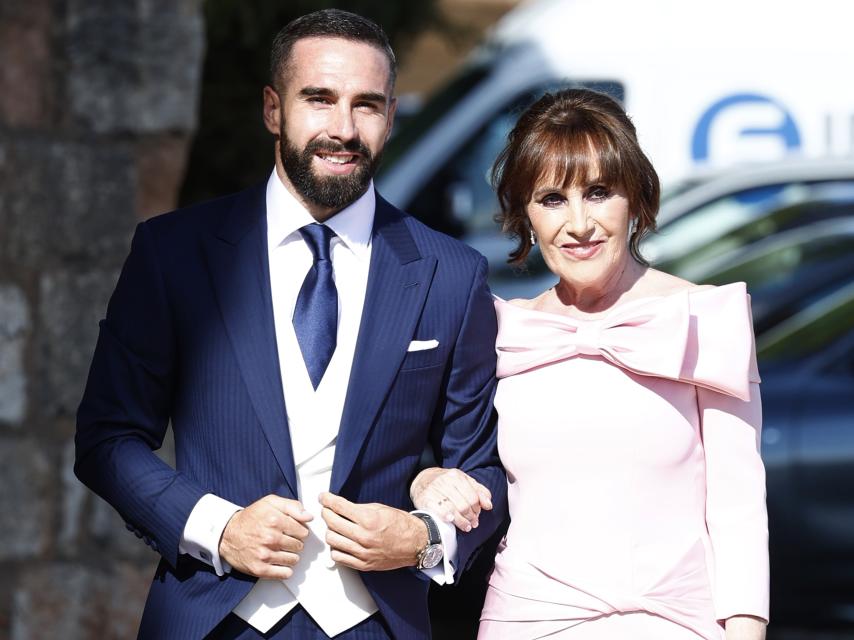 Dani Carvajal junto a su madre Lola, la madrina de la boda.